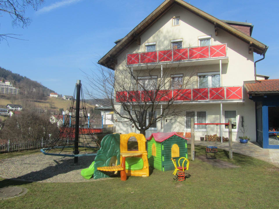 Spielplätze sind ums ganze Hotel für jeden Geschma Familotel Mein Krug