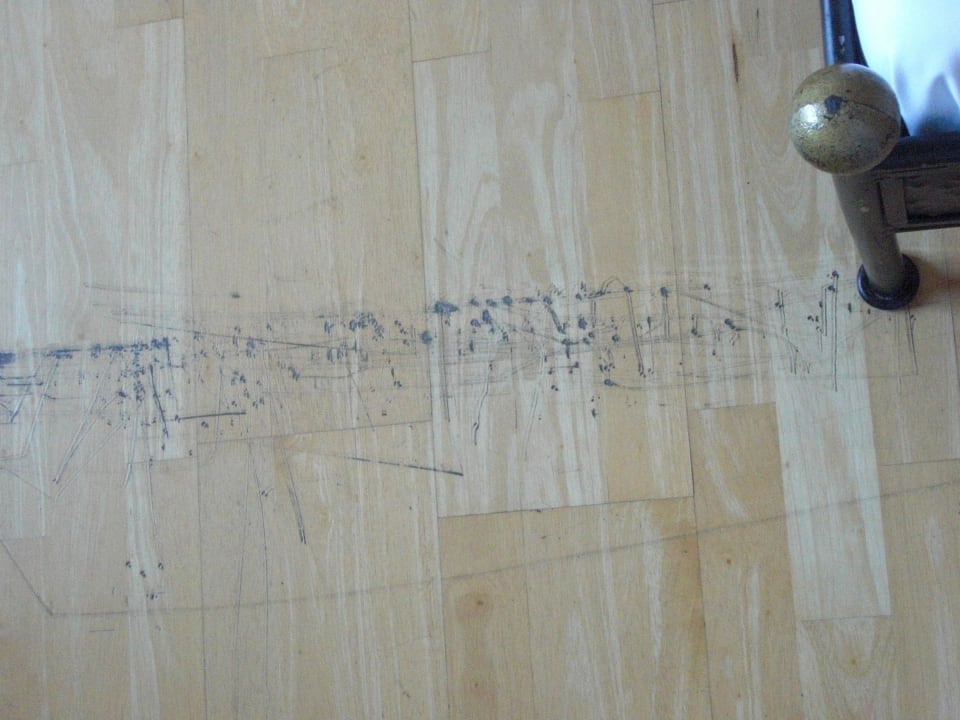 Stark verkratzer Boden (vom Bett?) nicht sehr schön Hotel Villa Toskana