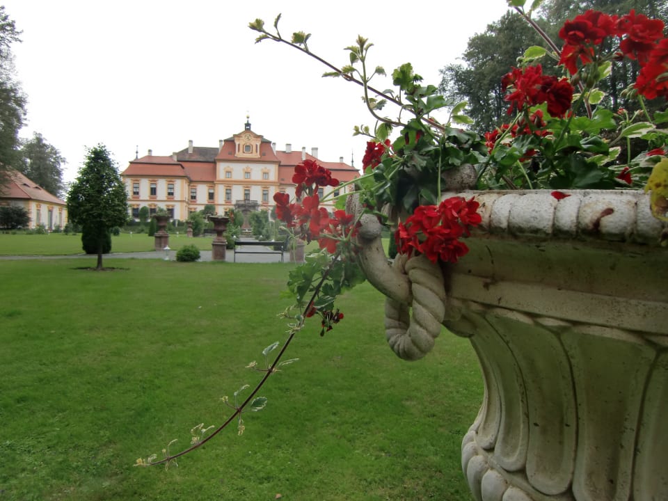 Blick auf´s Schloss Hotel Schloss Jemniste