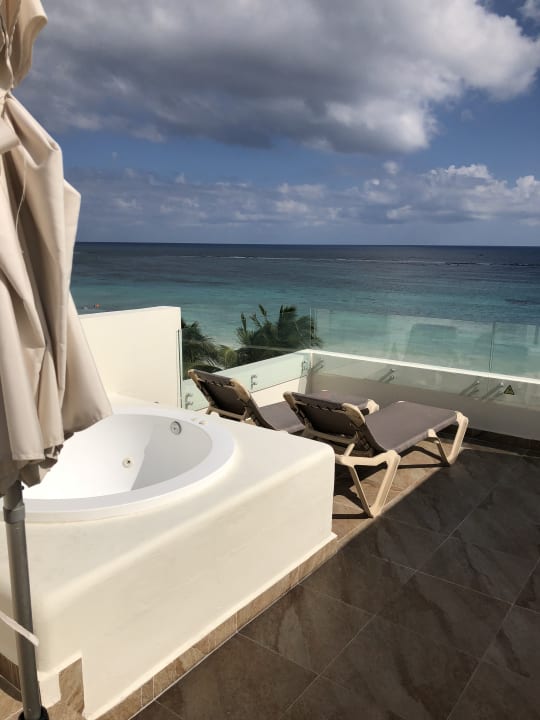 Whirlpool auf der Dachterrasse des Penthouse-Zimmers Akumal Bay Beach & Wellness Resort