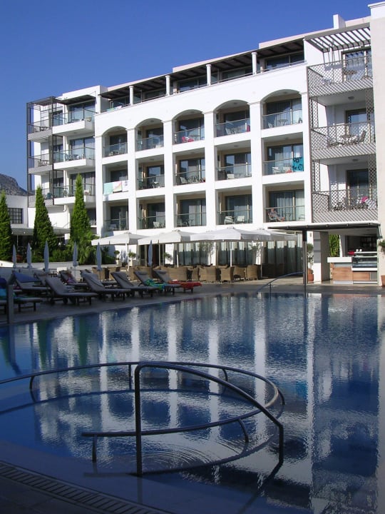 Größerer Pool / Hintergrund: Neubau Albatros Spa & Resort Hotel