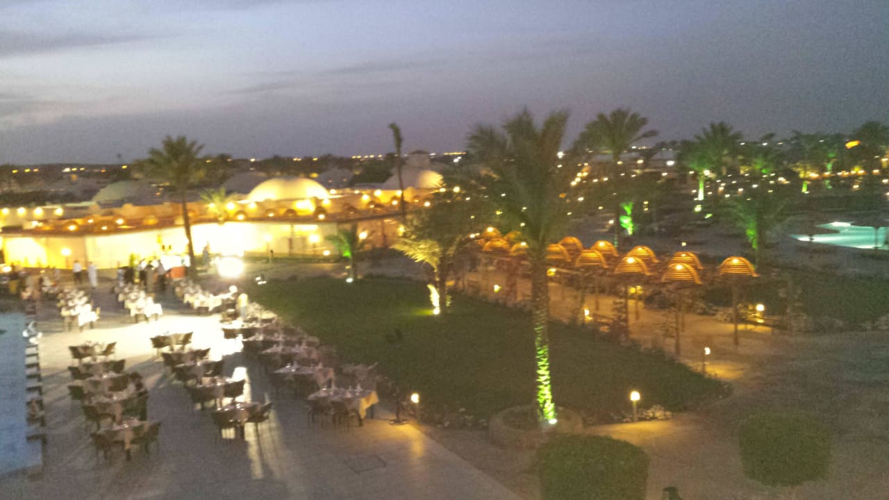 Hotelanlage am Abend Desert Rose