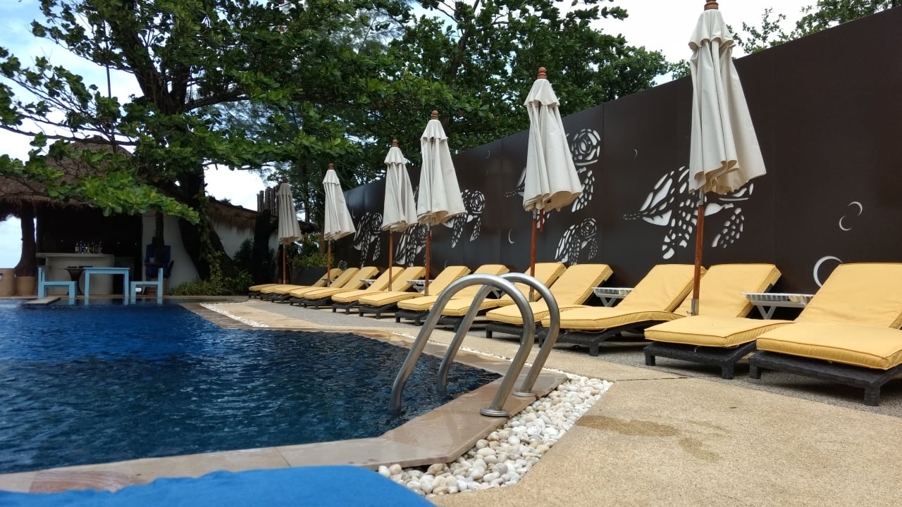 Super bequeme Liegen am Pool Ocean Breeze Resort