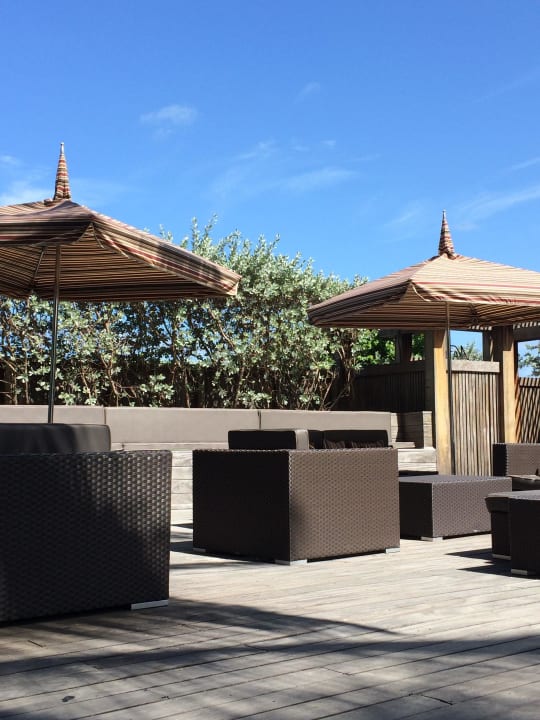 Sitzgelegenheitem am Pool Hotel The National