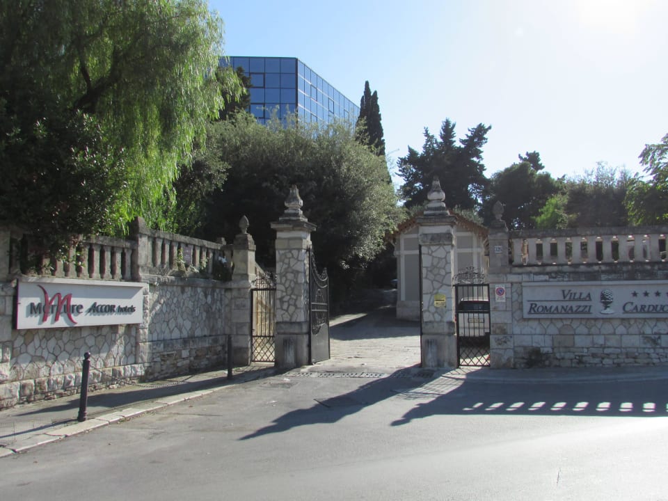 Hotelanlage / Einfahrt Mercure Villa Romanazzi Carducci Bari
