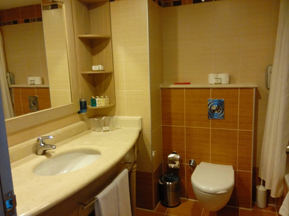 Geräumiges Bafezimmet Fame Residence Lara & Spa