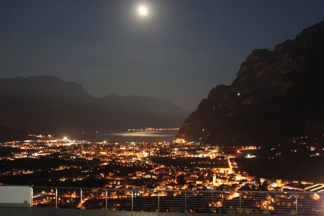 Blick auf Riva bei Nacht Hotel Agritur Acetaia Gourmet & Relax