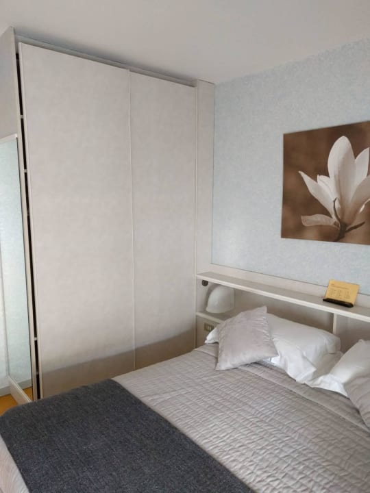 Schlafzimmer mit großem Kasten Hotel & Residence Le Palme