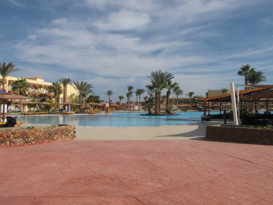 Bar an Poolanlage Desert Rose