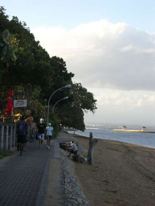 Strandpromenade vorm Hotel Hotel Peneeda View