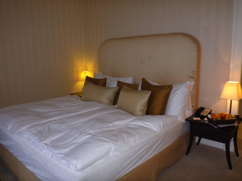 Großes, gemütliches Bett Hotel Des Trois Couronnes