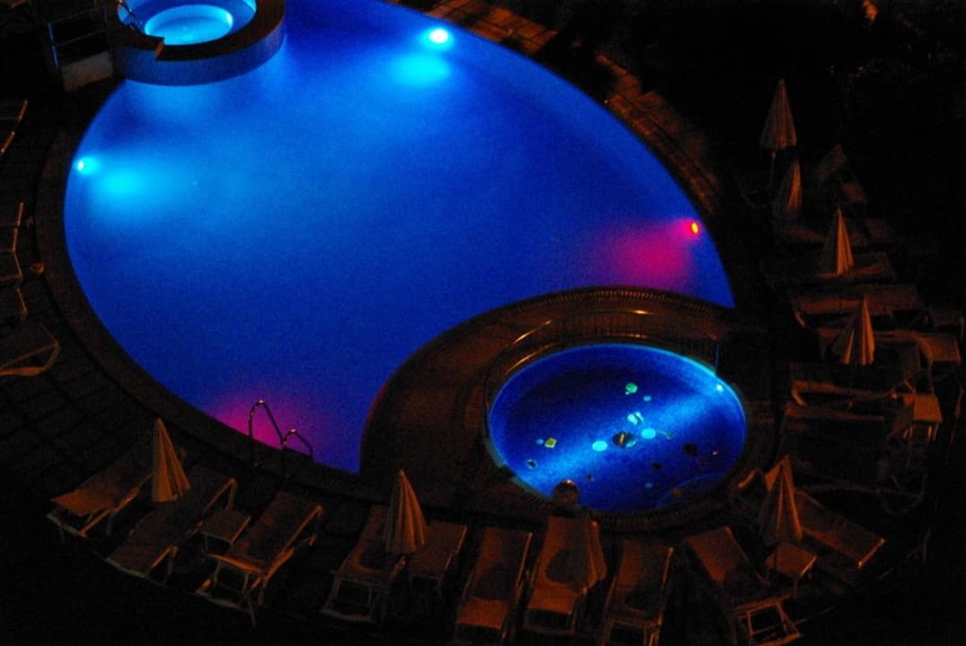 Pools bei Nacht Caprice Janeiro Hotel & Spa