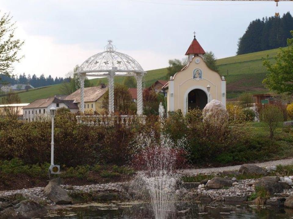 Gartenansicht mit Hochzeitskapelle Bergergut - Das Genießerhotel für Paare