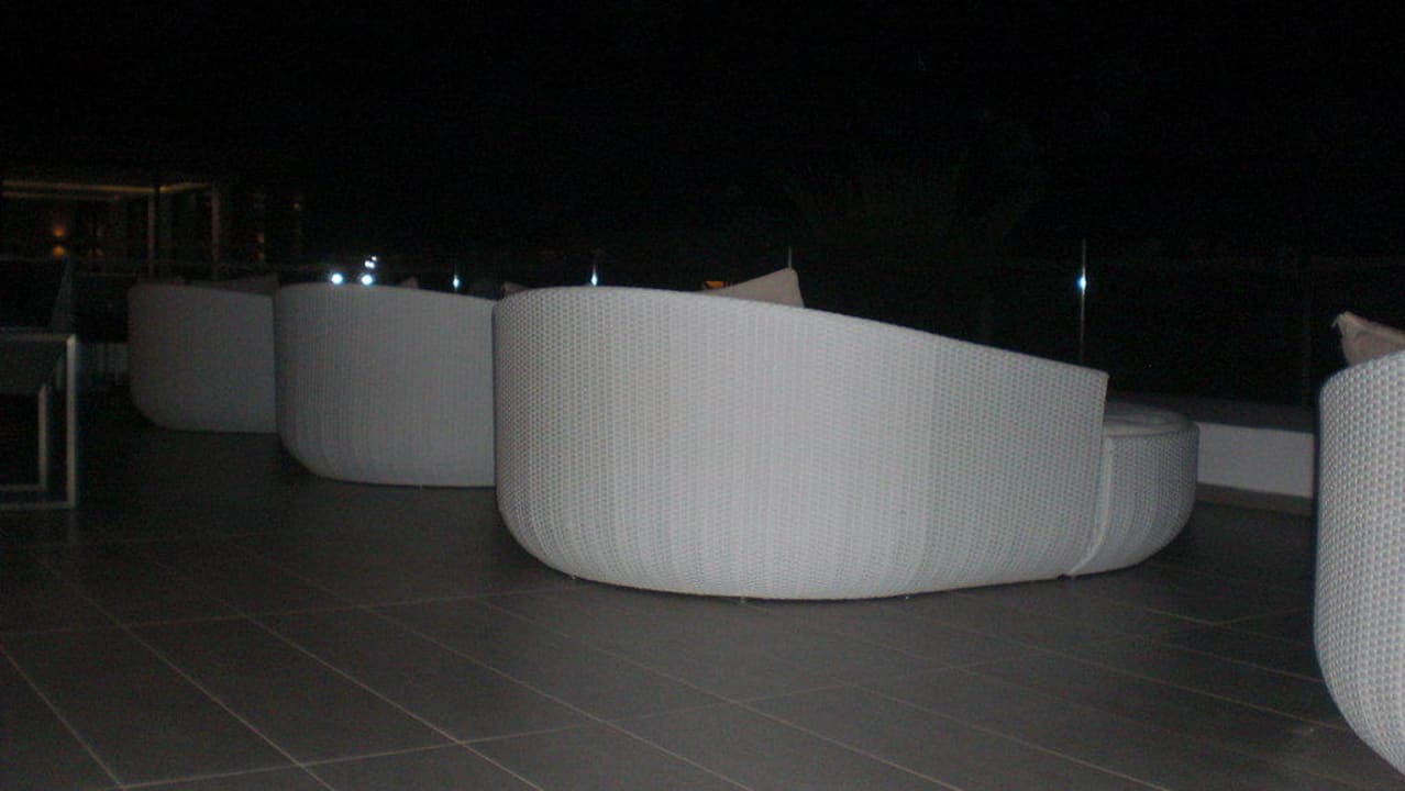 Relax-Liegen bei der Hotelbar TUI BLUE Palazzo del Mare