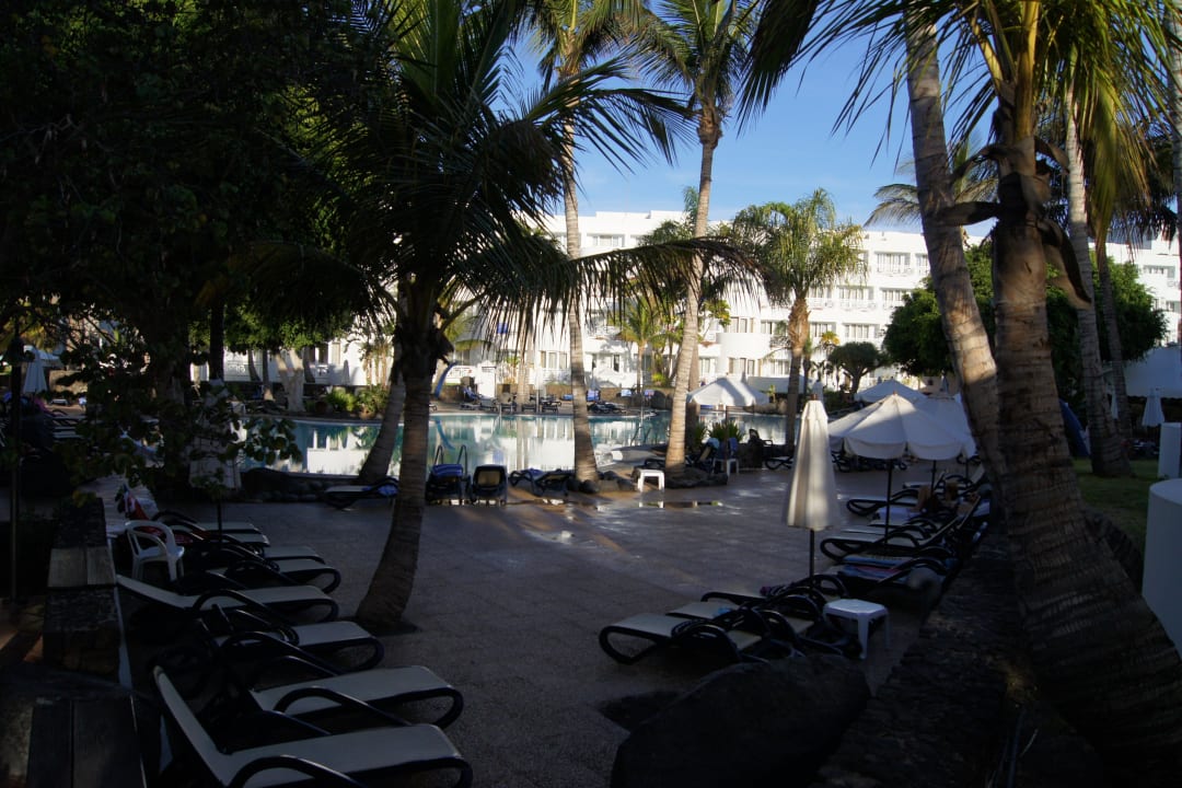 Blick durch den Garten auf den Pool Hipotels La Geria