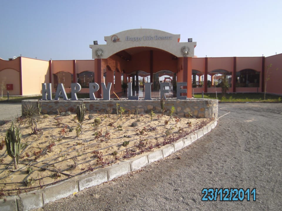 Der sandige Eingang Three Corners Happy Life Beach Resort