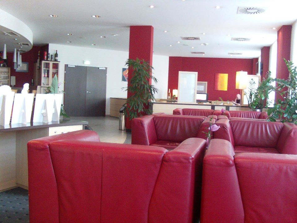 Rezeption Sitzecke Bar Premier Inn Wien City Hauptbahnhof
