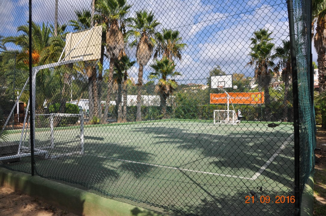 Fussball und Basketballplatz Flipflop Cala Romantica