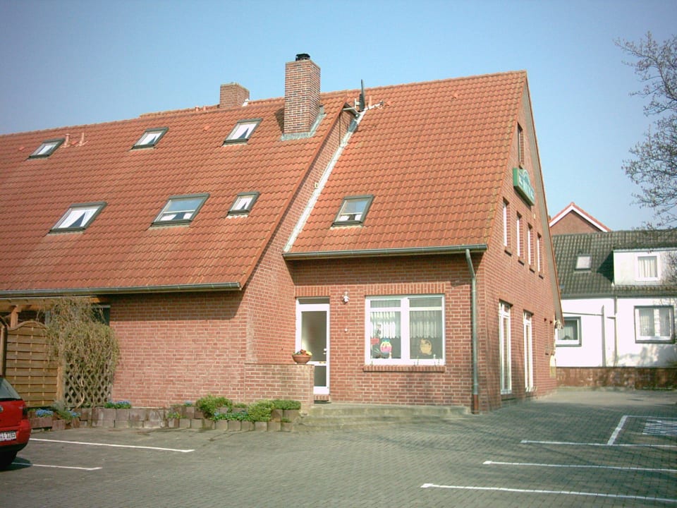 Blick vom hoteleigenen Parkplatz Hotel Pension Holum Garni