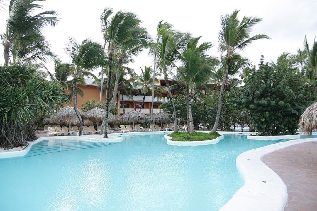 Einer der beiden Pools am Morgen Iberostar Waves Dominicana