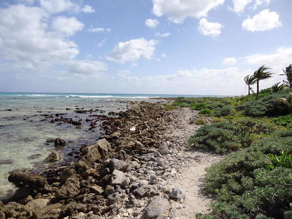 Steinstrand vor dem Hotel Royal Suites Grand Palladium Kantenah Resort & Spa