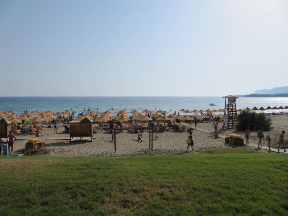 Blick vom Pool an den Strand Atlantica Mikri Poli Crete