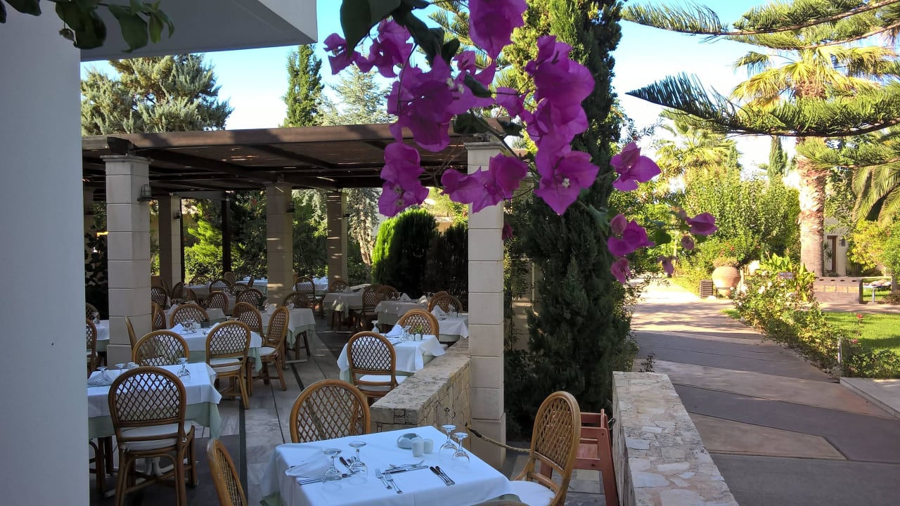 Weg zum Strand mit Restaurant-Terrasse Phãea Cretan Malia