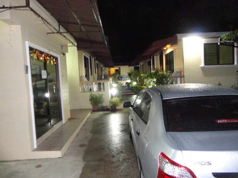 Вид со двора Naiyang Cottage