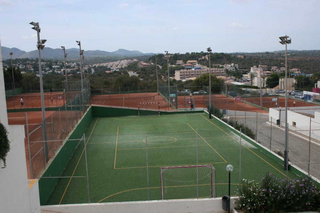 Tennisplätze und Fußballplatz blau punta reina