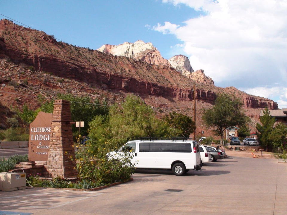 Parkplatz vor dem Hotel Hotel Cliffrose Lodge & Gardens