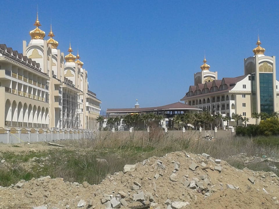 Noch viel Dreck drumherum Well Palace Side