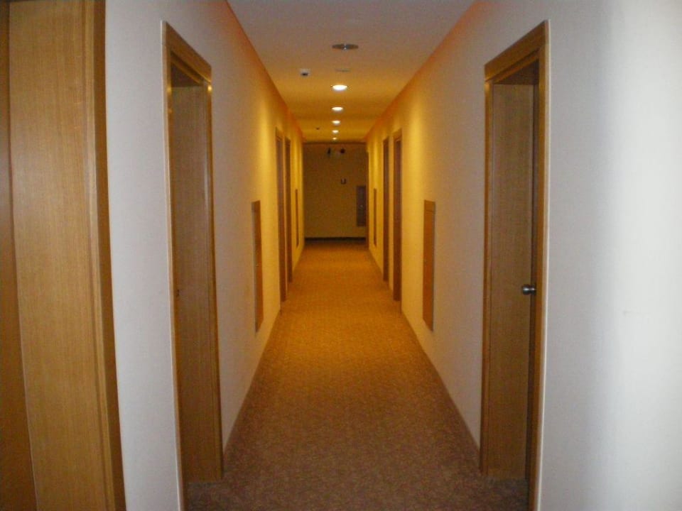 Flur zu den Zimmern Hotel Sirma