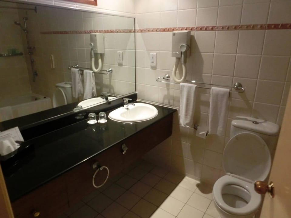 Badezimmer - Deluxezimmer im Chalet Berjaya Beau Vallon Bay Resort & Casino