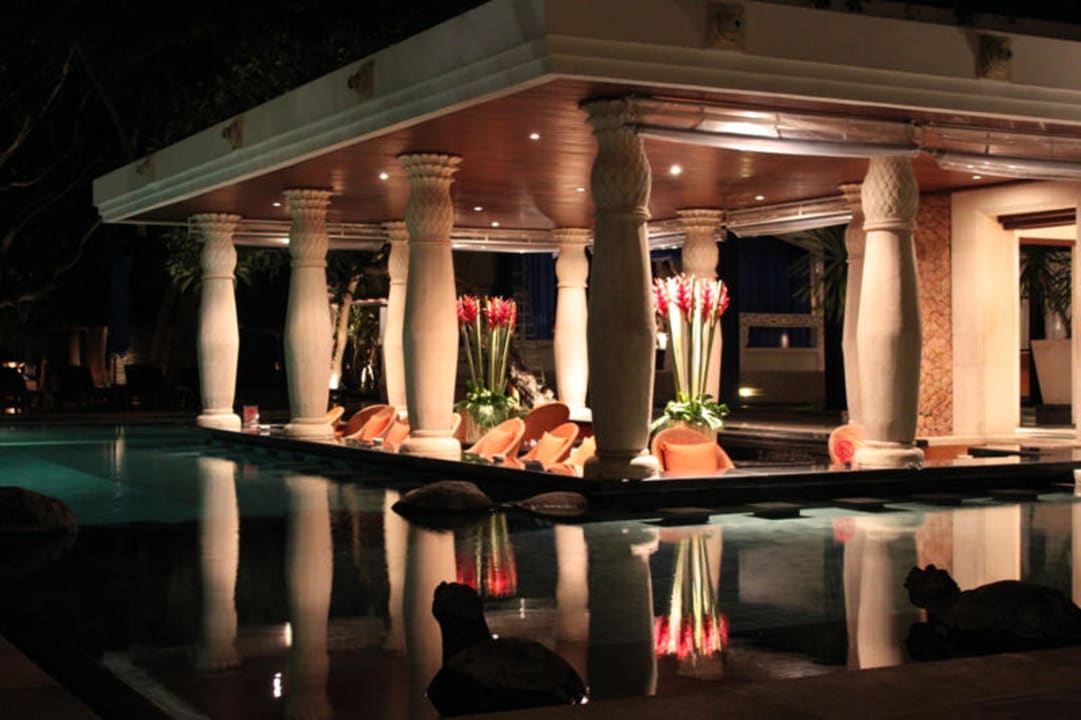 Pool bei Nacht Puri Santrian