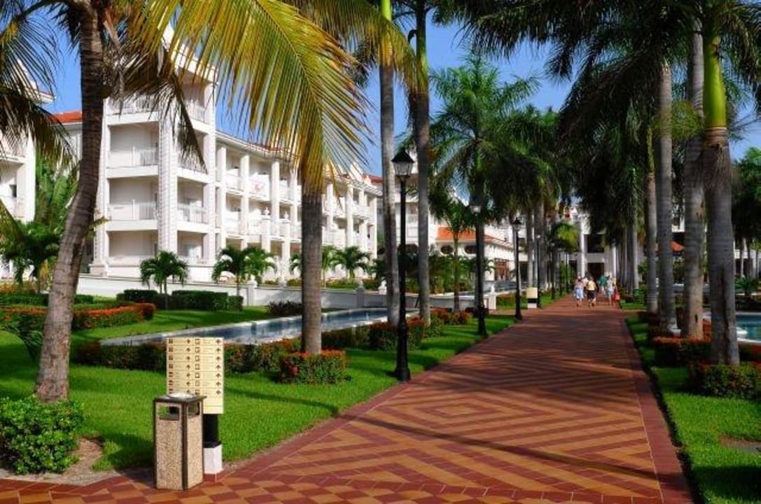 Innenhof und rechter Flügel Hotel Riu Palace Riviera Maya