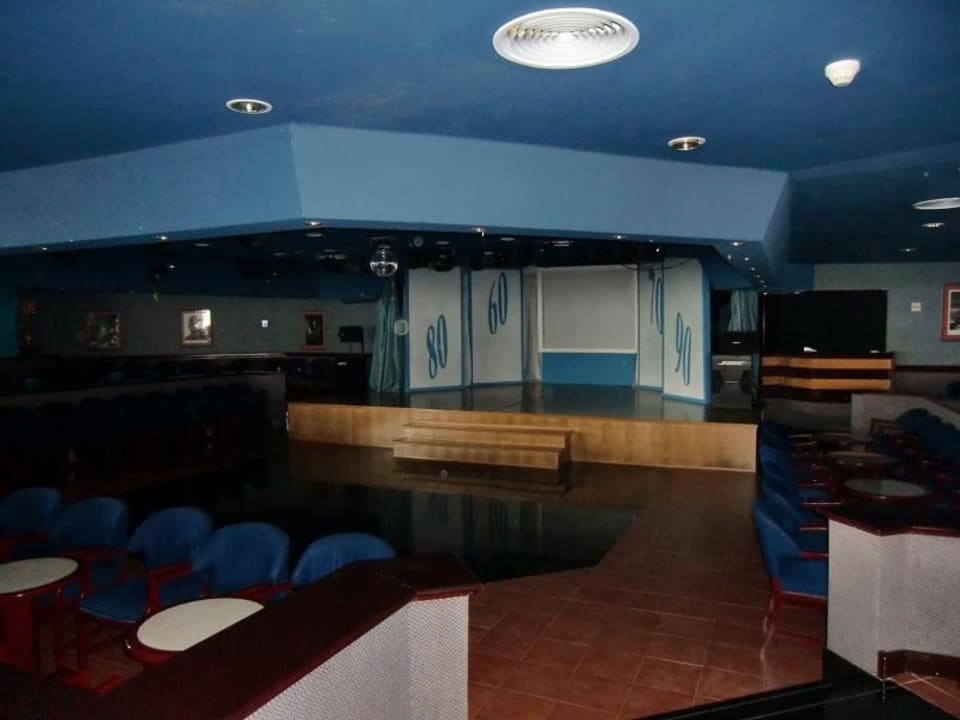 Die Bühne für die Abendshows in der Bar Flipflop Cala Romantica