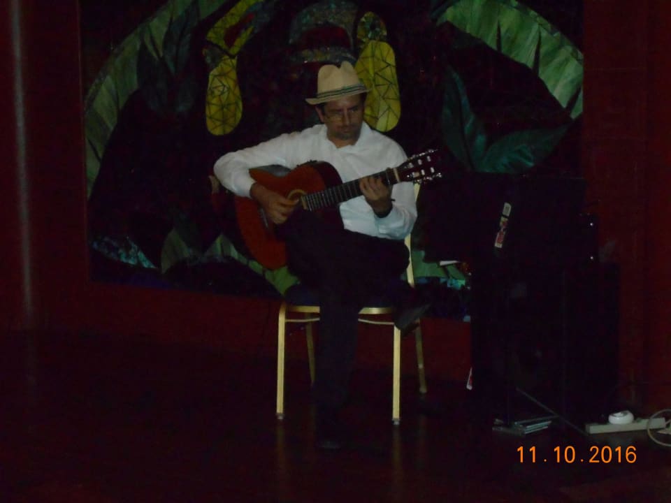 Gitarrenmusik in der Lobby mit Mr. Luis Iberostar Waves Tucan