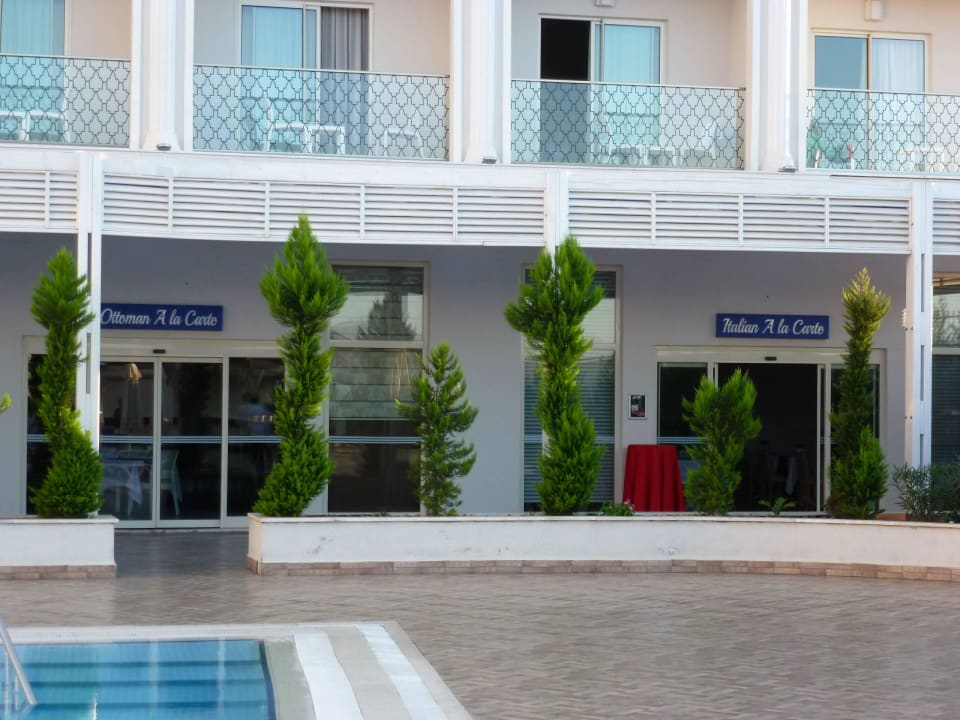Die beiden Außenrestaurants Diamond Elite Hotel & Spa