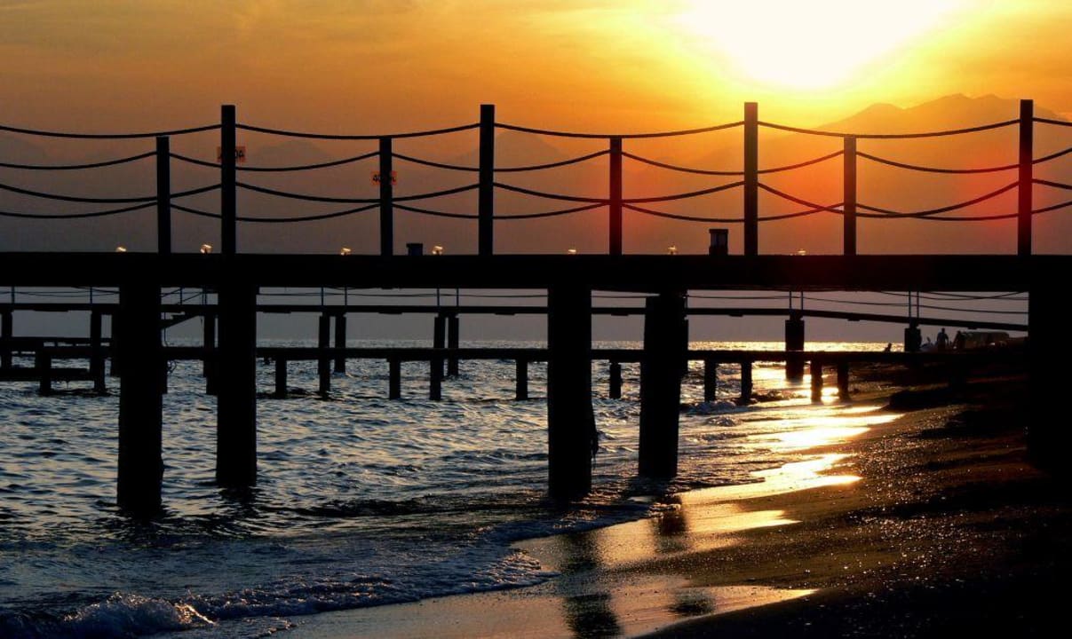Sonnenuntergang am Steg Hotel Miracle Resort