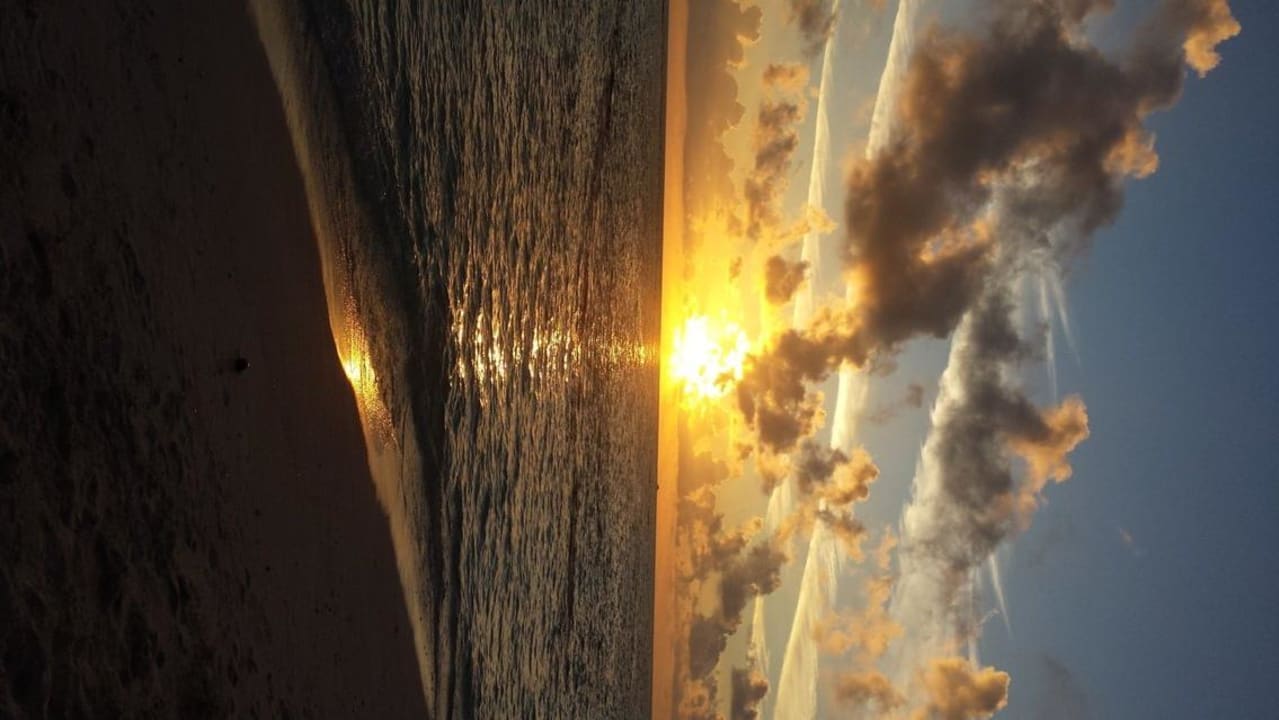 Солнце сядет Vilamendhoo Island Resort & Spa