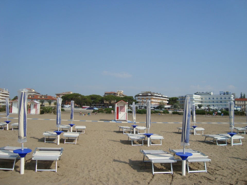 Blick von den Liegen zum Hotel Fantinello Hotel