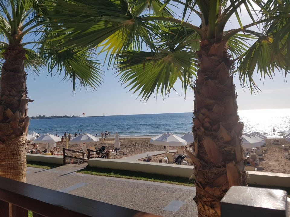 Ausblick zur Promenade+Strand Acanthus Cennet Barut Collection