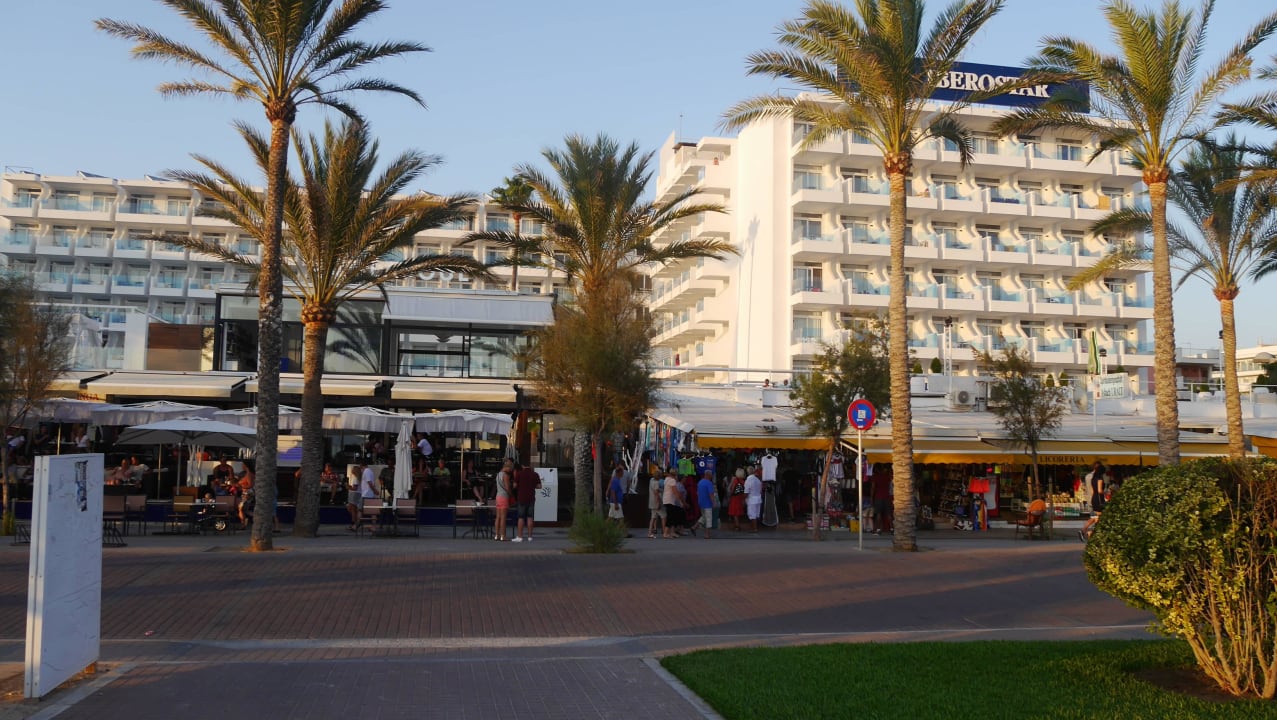 Von der Strandpromenade aus Iberostar Waves Bahia de Palma
