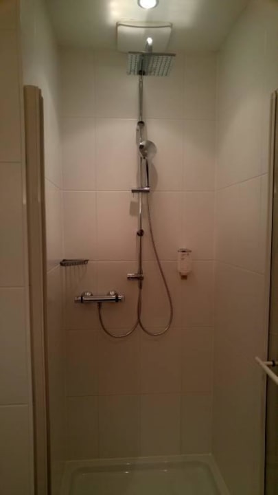 Separate Dusche im Badezimmer Falkensteiner Balance Resort Stegersbach