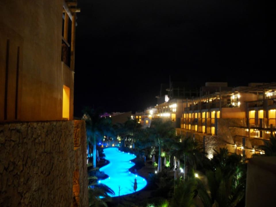 Ein Teil vom Pool bei Nacht Lopesan Baobab Resort