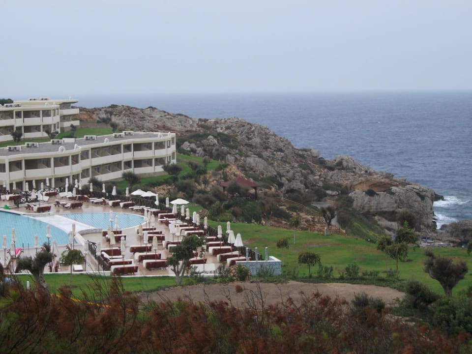 Blick von der Küstenstraße aus auf die Hotelanlage Hotel Kalithea Horizon Royal
