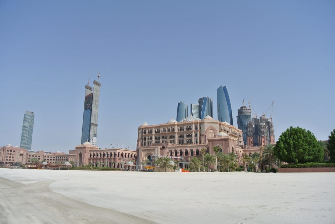 Hotel mit Baustelle im Hintergrund Emirates Palace Mandarin Oriental