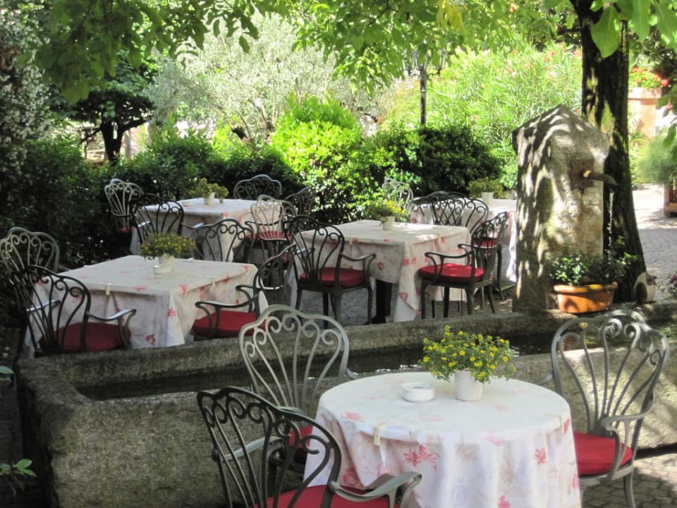 Tische im Garten Hotel Ansitz Plantiz