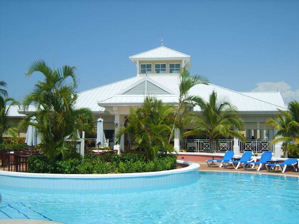 Pool mit A la carte Restaurant Privilege Cayo Libertad - Adults only
