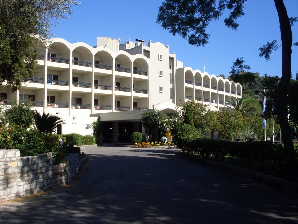 Main entrance Grecotel LUXME Daphnila Bay